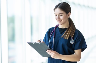 KRANKENSCHWESTER PRÜFUNG IM ZIMMER