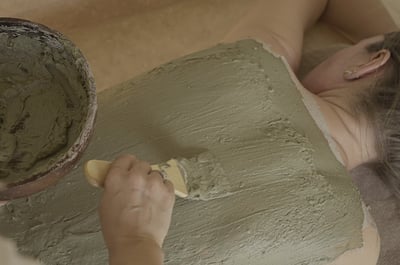 قناع الطين المضاد للشيخوخة + العلاج بالماء المضغوط